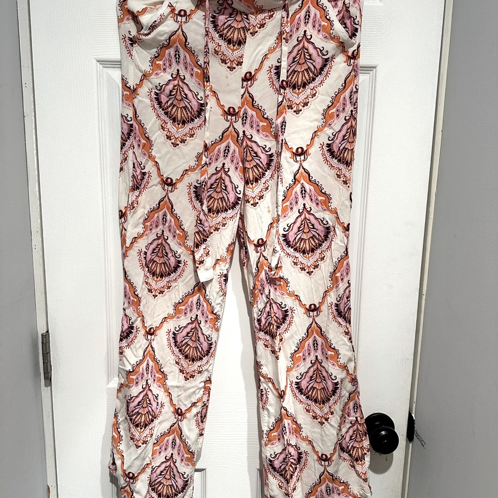 Looks beautiful on. The fabric colors make this an amazing spring or summer pant